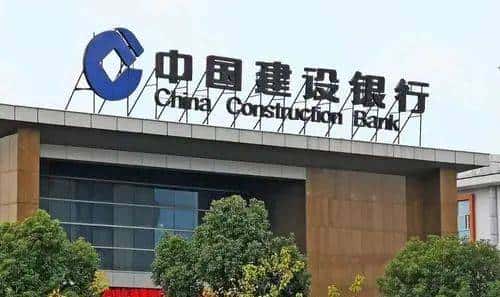 台战机清晨紧急起飞模拟制敌空袭;国航客机内有乘客自杀身亡 ;美国警察从示威者头上碾过