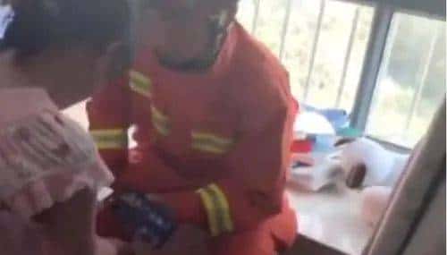 台战机清晨紧急起飞模拟制敌空袭;国航客机内有乘客自杀身亡 ;美国警察从示威者头上碾过