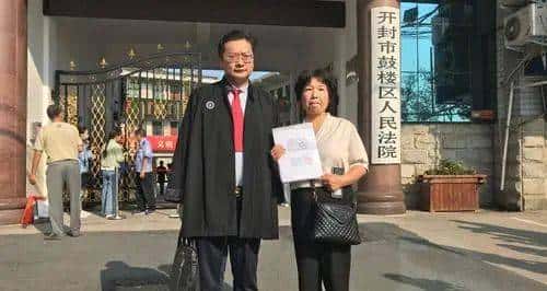 台战机清晨紧急起飞模拟制敌空袭;国航客机内有乘客自杀身亡 ;美国警察从示威者头上碾过