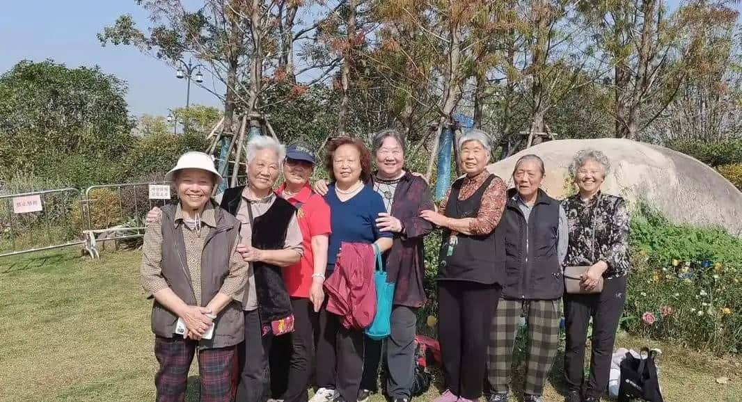 教爸妈把手机字体调大和网上预约看病的简单方法