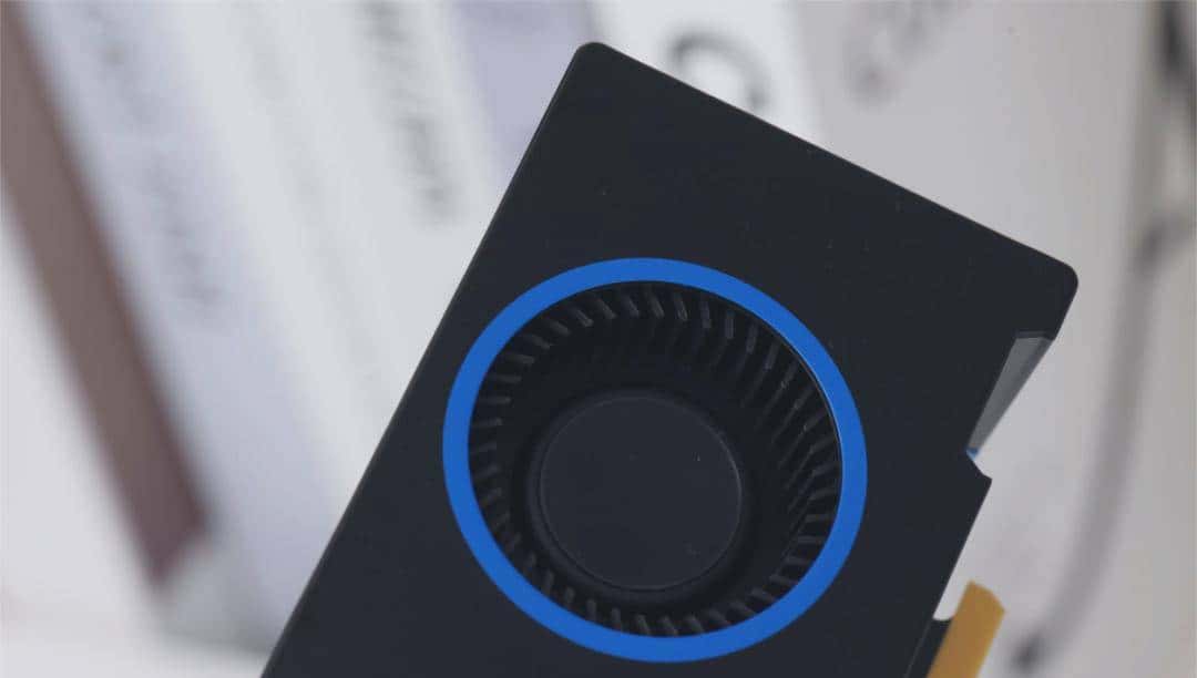 短小精悍的AI与图形工作站专业之选——英特尔锐炫 Pro B50显卡首发评测