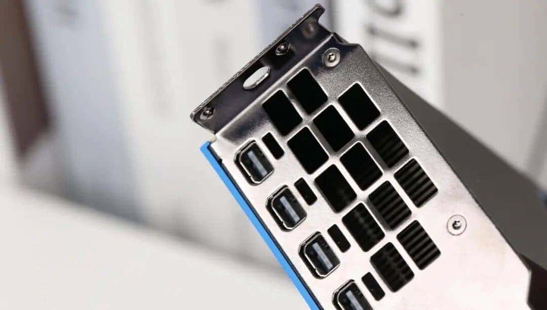 短小精悍的AI与图形工作站专业之选——英特尔锐炫 Pro B50显卡首发评测