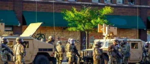 “跪死”黑人的警察被起诉谋杀，妻子选择离婚！起诉书里描述了当天的一切