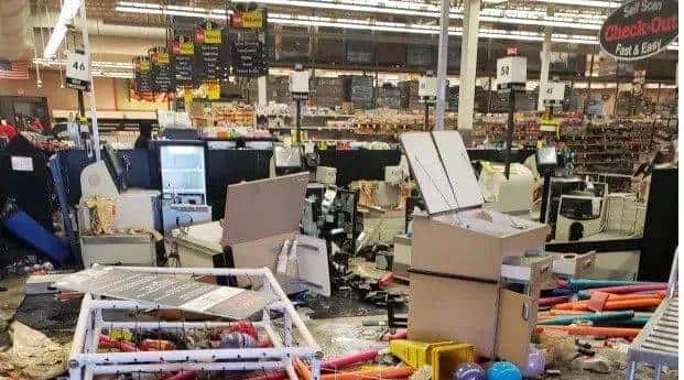 “跪死”黑人的警察被起诉谋杀，妻子选择离婚！起诉书里描述了当天的一切