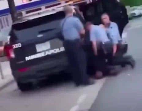 “跪死”黑人的警察被起诉谋杀，妻子选择离婚！起诉书里描述了当天的一切