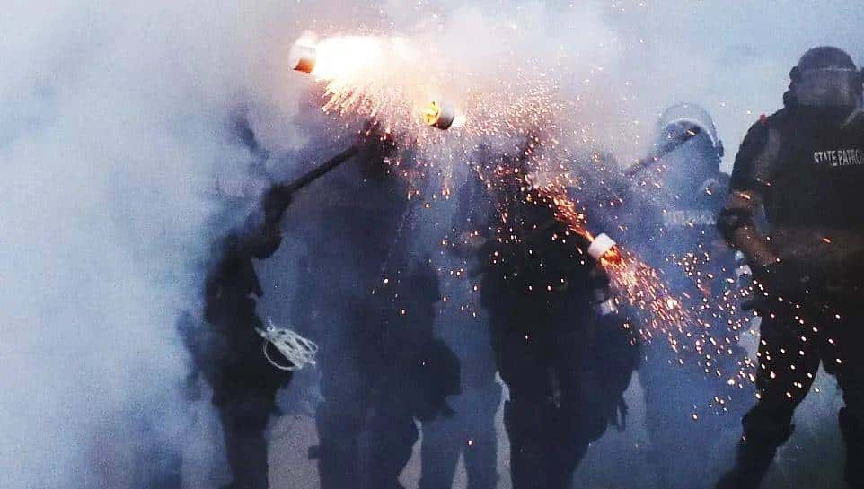 “跪死”黑人的警察被起诉谋杀，妻子选择离婚！起诉书里描述了当天的一切