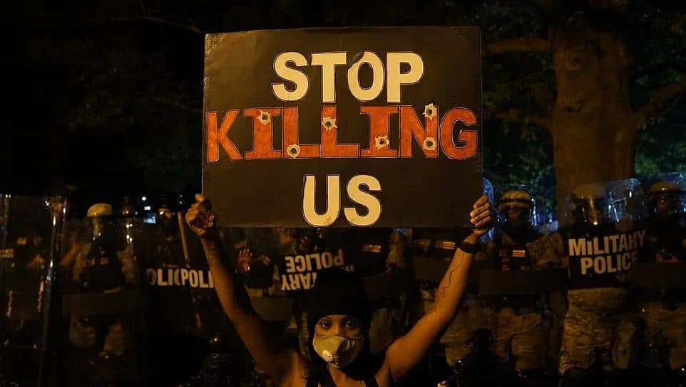 “跪死”黑人的警察被起诉谋杀，妻子选择离婚！起诉书里描述了当天的一切