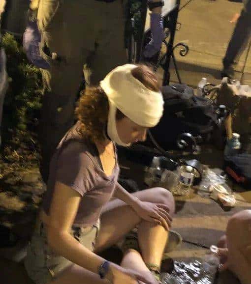 “跪死”黑人的警察被起诉谋杀，妻子选择离婚！起诉书里描述了当天的一切