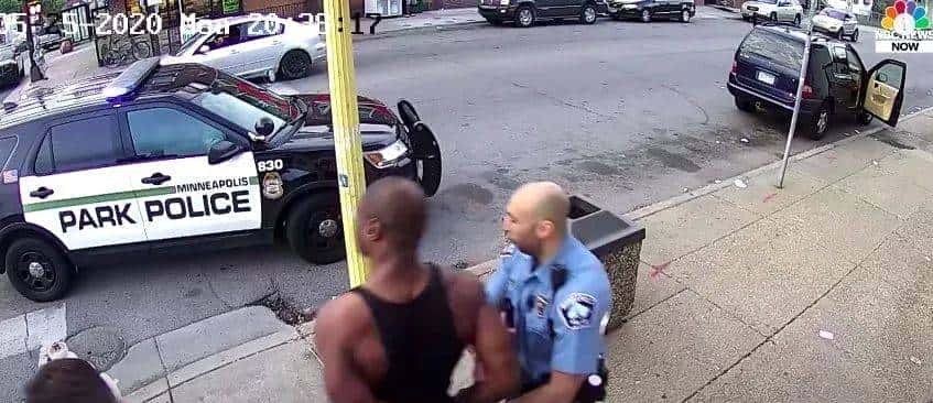 “跪死”黑人的警察被起诉谋杀，妻子选择离婚！起诉书里描述了当天的一切