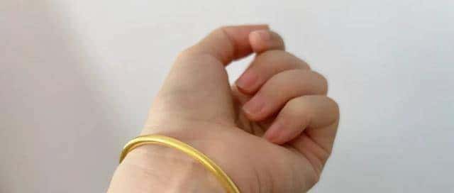 买金镯子选款难?素圈、泥鳅背、轮胎镯区别在这,新手看完轻松选