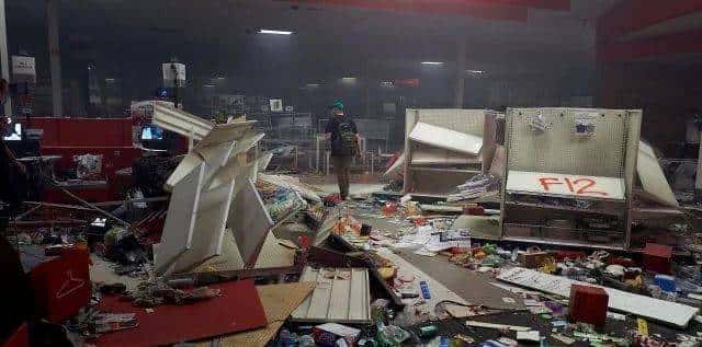 “跪死”黑人的警察被起诉谋杀，妻子选择离婚！起诉书里描述了当天的一切