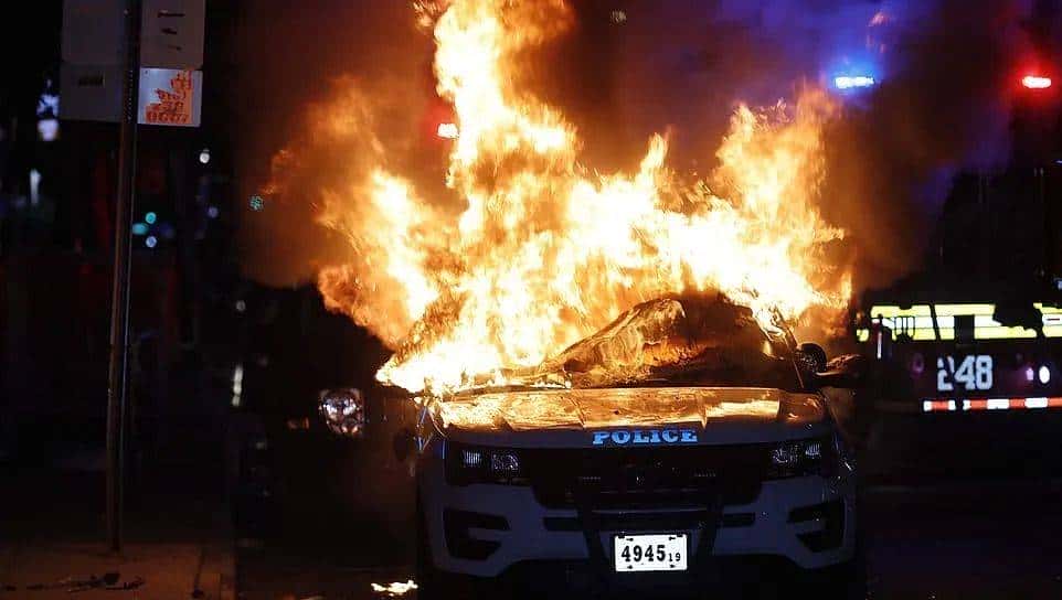 “跪死”黑人的警察被起诉谋杀，妻子选择离婚！起诉书里描述了当天的一切