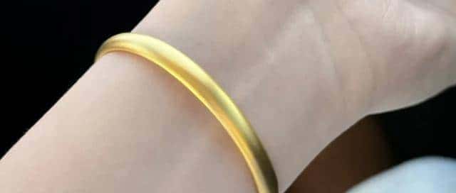 买金镯子选款难?素圈、泥鳅背、轮胎镯区别在这,新手看完轻松选