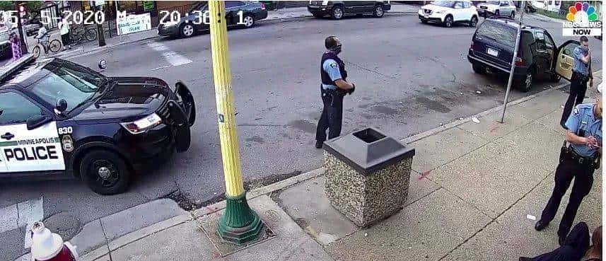 “跪死”黑人的警察被起诉谋杀，妻子选择离婚！起诉书里描述了当天的一切