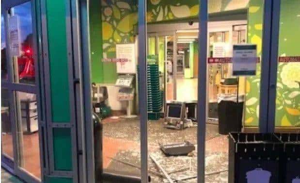 “跪死”黑人的警察被起诉谋杀，妻子选择离婚！起诉书里描述了当天的一切