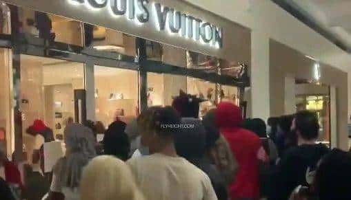 “跪死”黑人的警察被起诉谋杀，妻子选择离婚！起诉书里描述了当天的一切