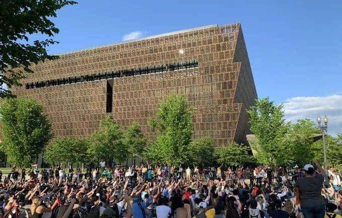 “跪死”黑人的警察被起诉谋杀，妻子选择离婚！起诉书里描述了当天的一切