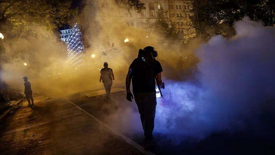 “跪死”黑人的警察被起诉谋杀，妻子选择离婚！起诉书里描述了当天的一切