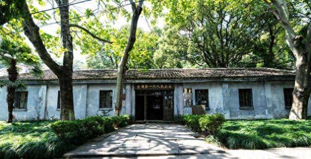 到底合法吗？一些乡镇政府设立门卫，严查进入大楼的普通群众