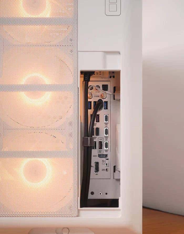 让主板I/O接口触手可及! SSUPD 星舰 Xhuttle 右侧形态装机方案展示