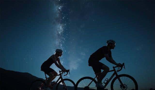 别再被骑行服骗了！3分钟识破新手与老手，核心差距根本不在穿搭