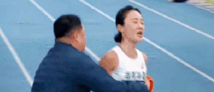 金牌得主终点遭裹挟窒息挣扎！她的呐喊让全网怒了！