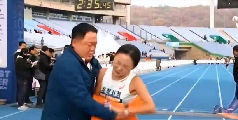 金牌得主终点遭裹挟窒息挣扎！她的呐喊让全网怒了！