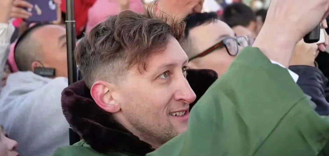 美国小伙埃文·凯尔收到了总台“春晚等着你”邀约