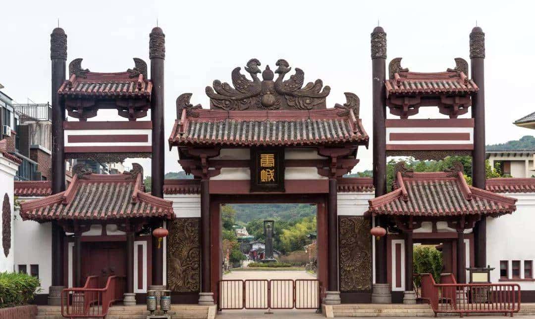 横店往事：戏子、骗子与鬼子