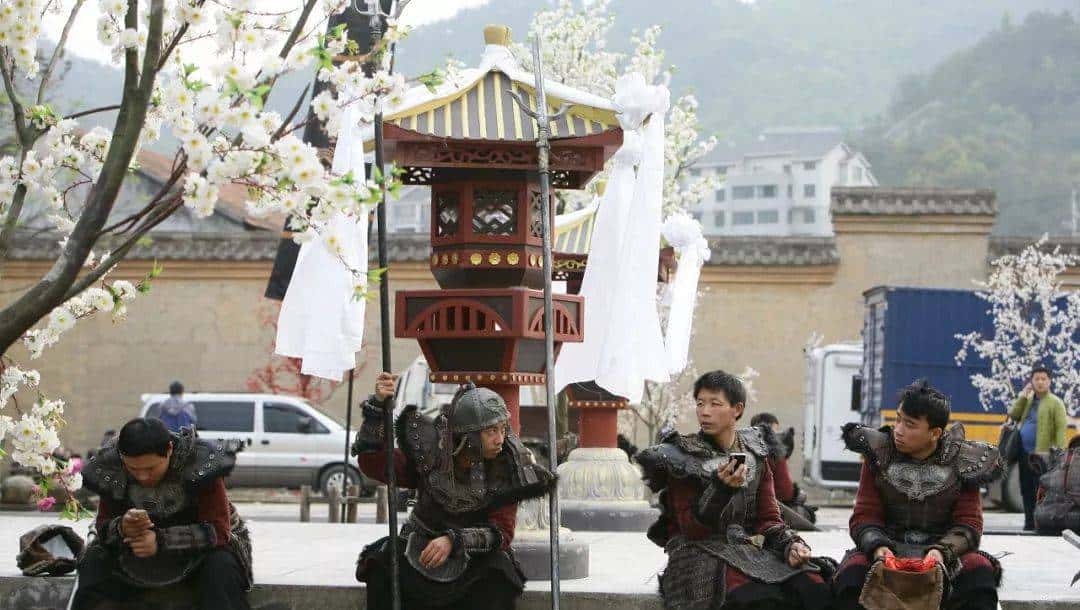 横店往事：戏子、骗子与鬼子