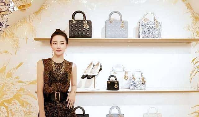 诈骗14亿,看到金条茅台法拉利被拍,才知道王丽坤夫妇活得多奢靡