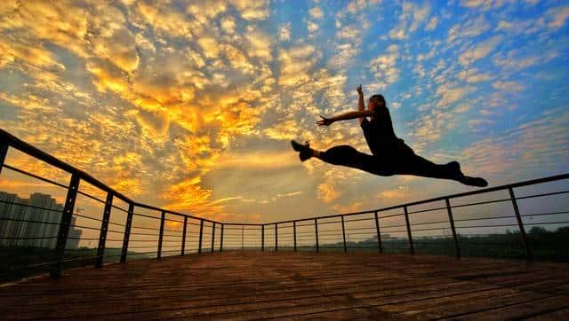 深山爷爷的野生长寿经，采蘑菇，练晨舞，4个秘诀活成行走