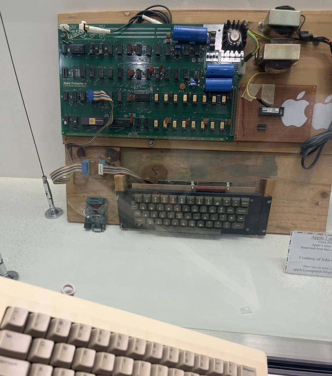 99 刀买到一把 40 年前的苹果键盘，它竟成了我 2025 年的「码字神器」