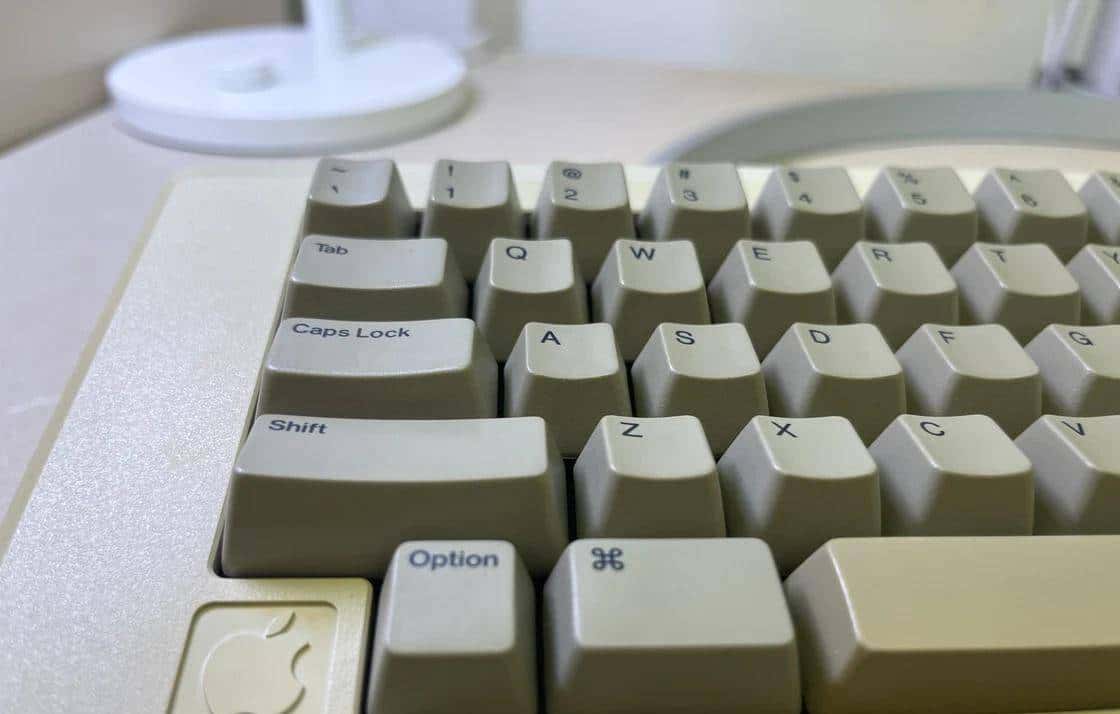 99 刀买到一把 40 年前的苹果键盘，它竟成了我 2025 年的「码字神器」