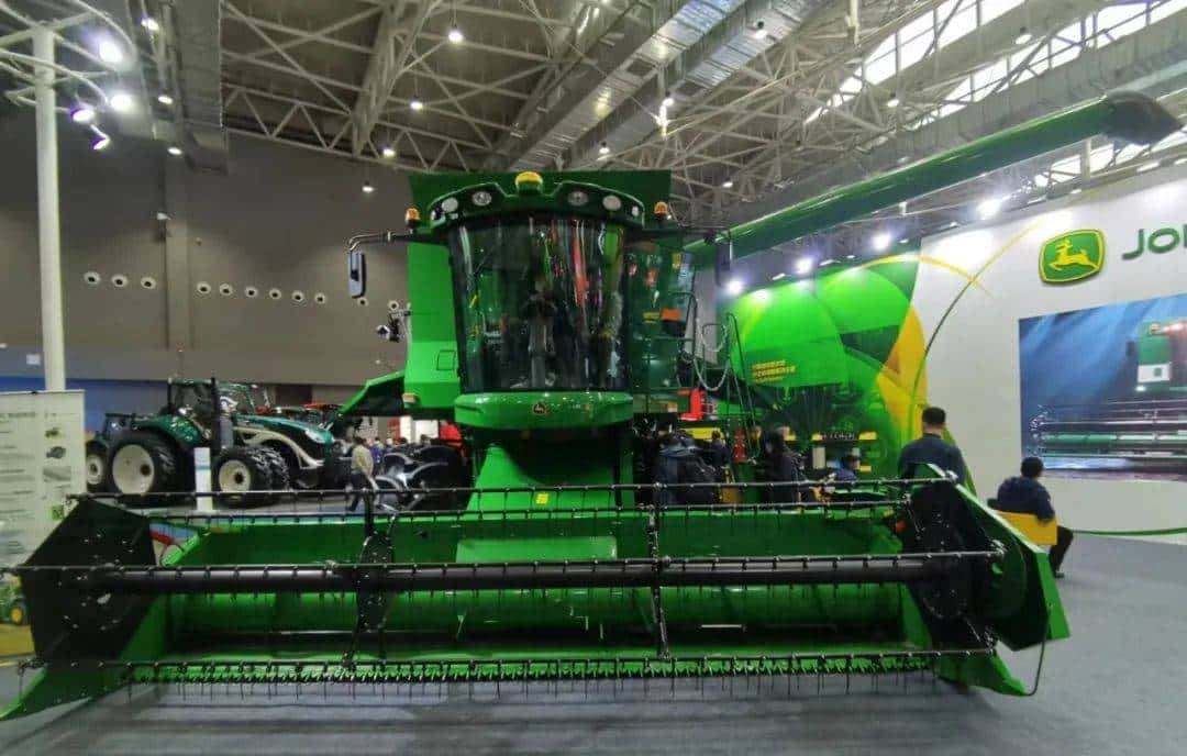 2023全国农机展上的谷物联合收
