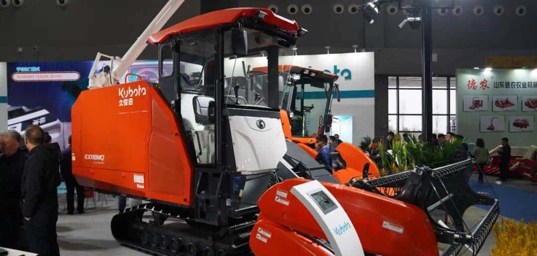 2023全国农机展上的谷物联合收