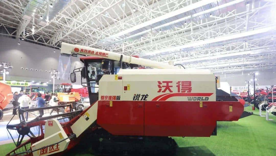 2023全国农机展上的谷物联合收