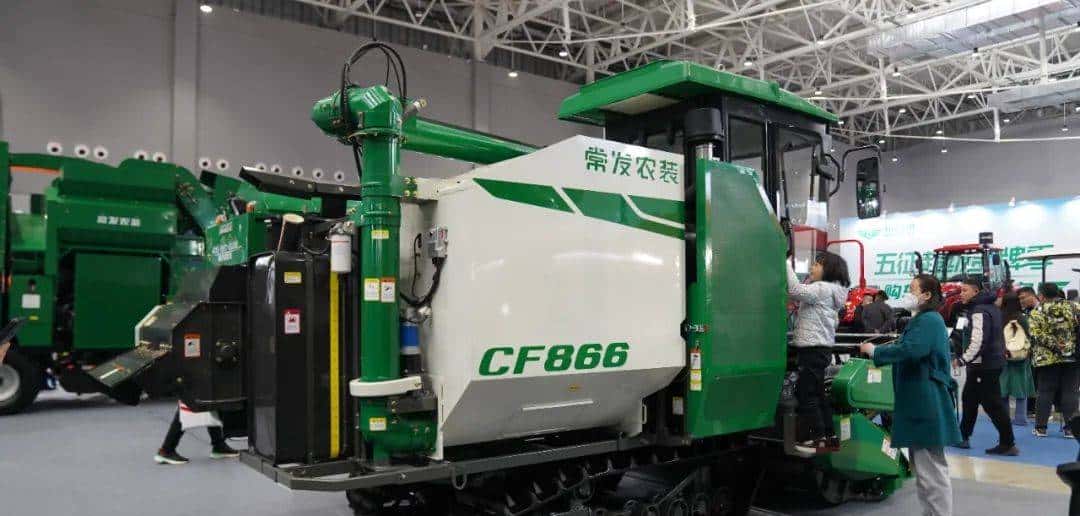 2023全国农机展上的谷物联合收