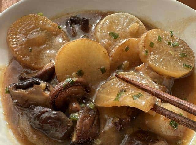 “娃一到冬天就咳成破锣，医院走廊里抱娃排队那冷风直往脖子里