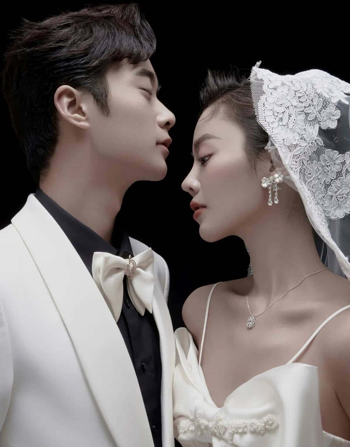 黑色背景白色服装的婚纱照是一种高级且具有独特魅力的风格