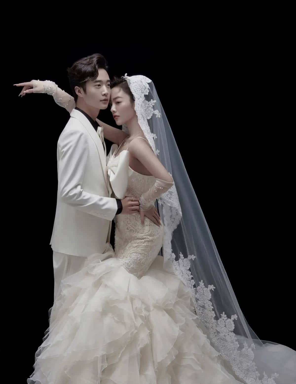 黑色背景白色服装的婚纱照是一种高级且具有独特魅力的风格