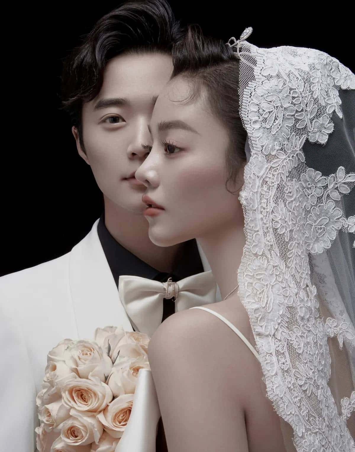 黑色背景白色服装的婚纱照是一种高级且具有独特魅力的风格