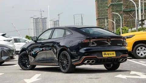 颜值超能打，配置拉满，试驾长安UNI-V三代，很给力