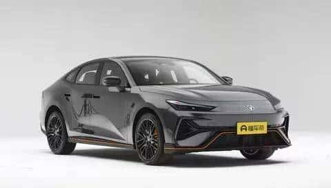 颜值超能打，配置拉满，试驾长安UNI-V三代，很给力