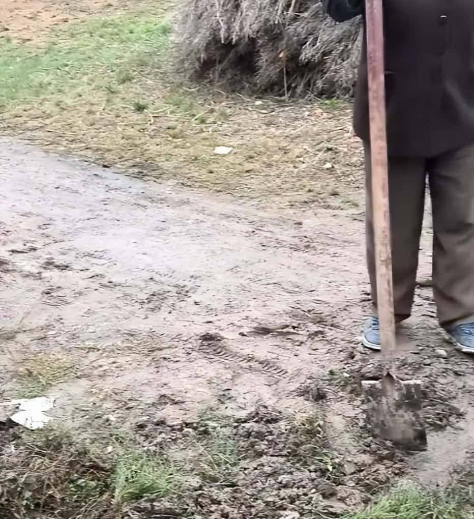 安徽一癌患三代军人家遭邻居挖粪坑门前 调解多次无果儿子被迫填坑