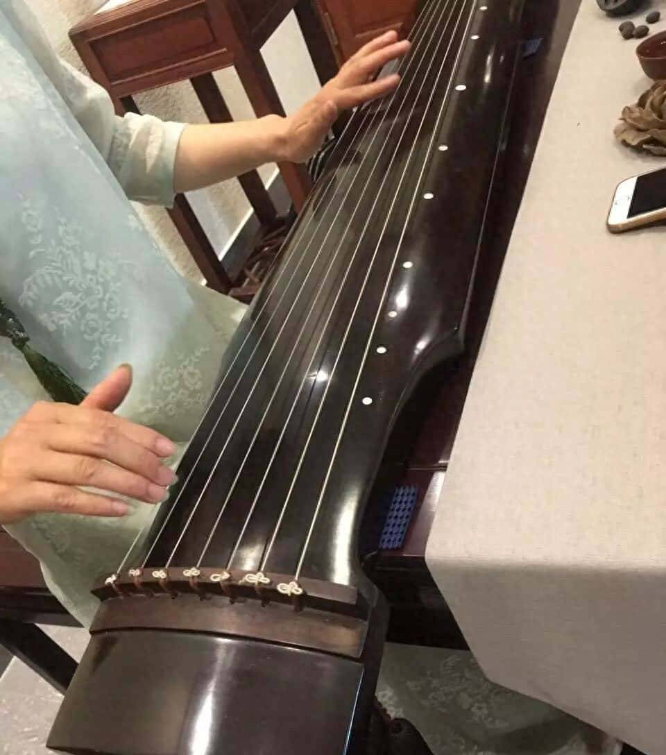 《林黛玉梅庐听琴图》的详细提示词。