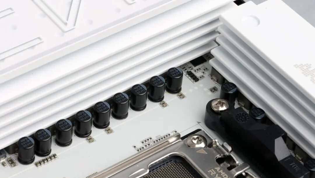 1199元获得17相供电、80A MOS与DDR5 8400内存：七彩虹B850M ARK方舟主板测试