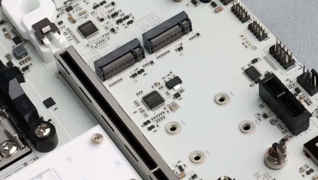 1199元获得17相供电、80A MOS与DDR5 8400内存：七彩虹B850M ARK方舟主板测试