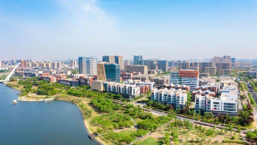 双语丨Incredible! 从“盐碱荒滩”到“科创高地” 青岛高新区是如何做到的？