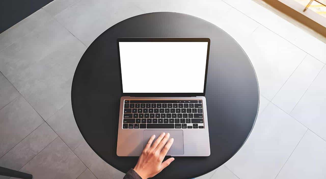 笔记本触摸板用好了真能甩掉鼠标！这些操作你肯定用得上